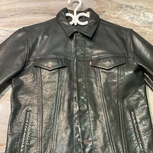 Levi’s medium black trucker Leather jacket !!